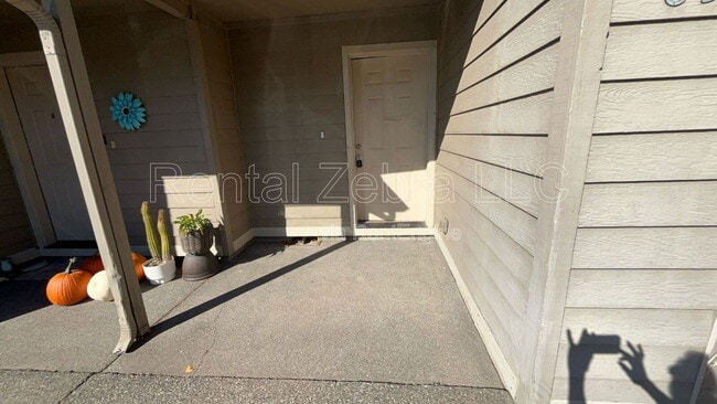 Building Photo - 855 NE Larch Ave
