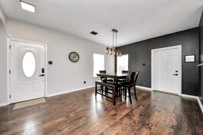 Building Photo - 1603 Dove Run