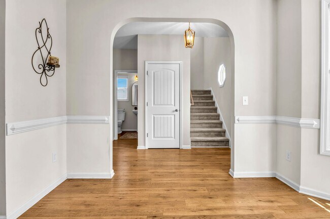 Building Photo - 4 bedroom 2.5 bathroom home close to beaches, shopping, and Marine Corps Bases.