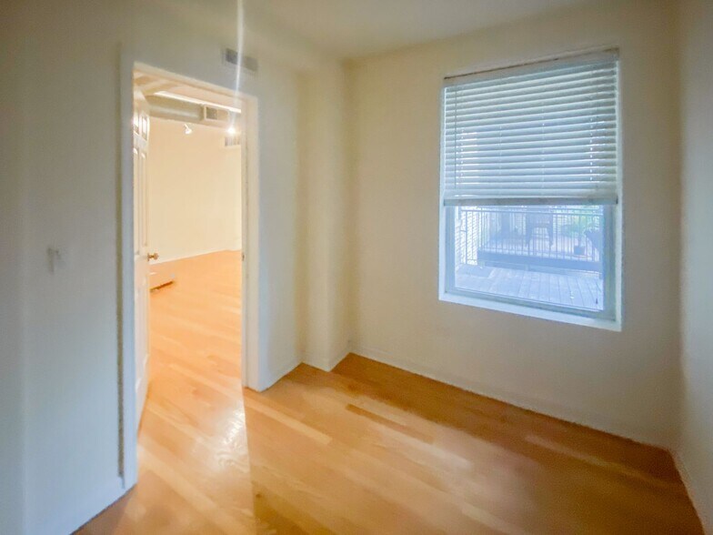 Building Photo - 2510 W Leland Ave