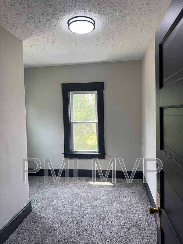 Building Photo - 658 Stewart Ave