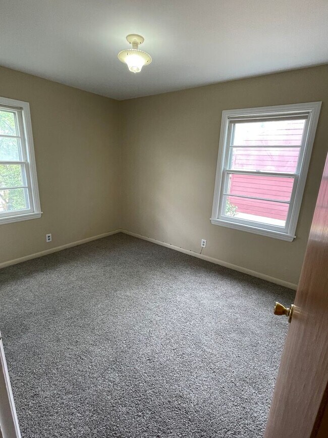 Building Photo - ~APPLICATIONS PENDING~ 2 Bedroom, 1 Bath H...