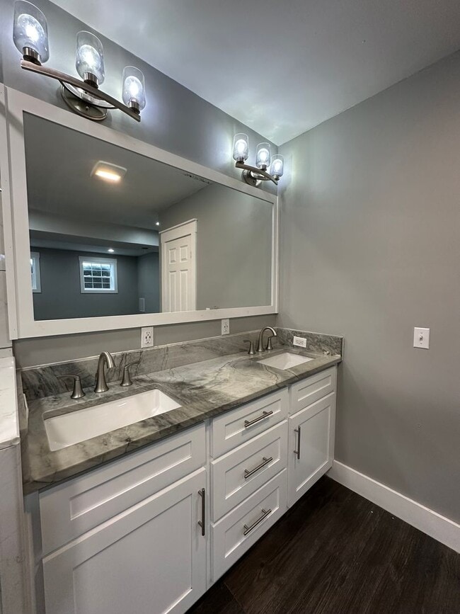 Building Photo - 4 Bedroom/3 Bathroom House in Piney Flats, TN