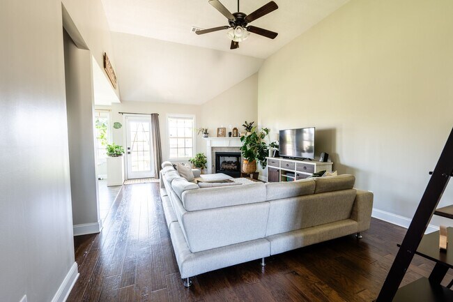 Building Photo - Pet Friendly Three Bedroom!