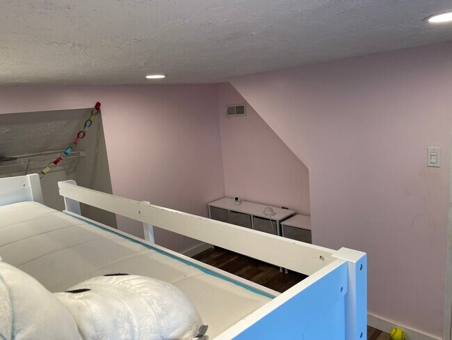 Building Photo - 3124 W Fairview Ave