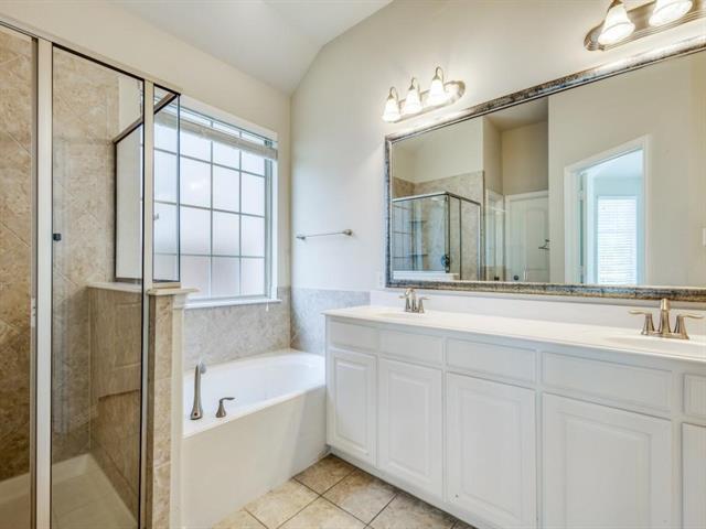 Building Photo - 2712 Cole Castle Dr
