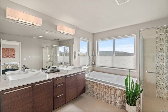 Building Photo - Beautiful 4 bed/2.5 bath dream home in Mon...