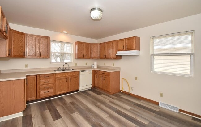 Building Photo - 3042 Hamlin Ave