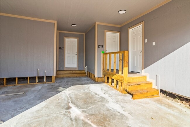 Building Photo - 1715 W 4th St