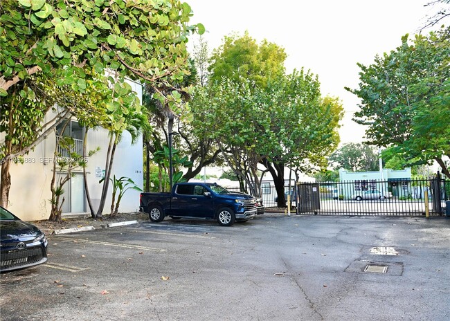 Building Photo - 1910 SW 17th Ave