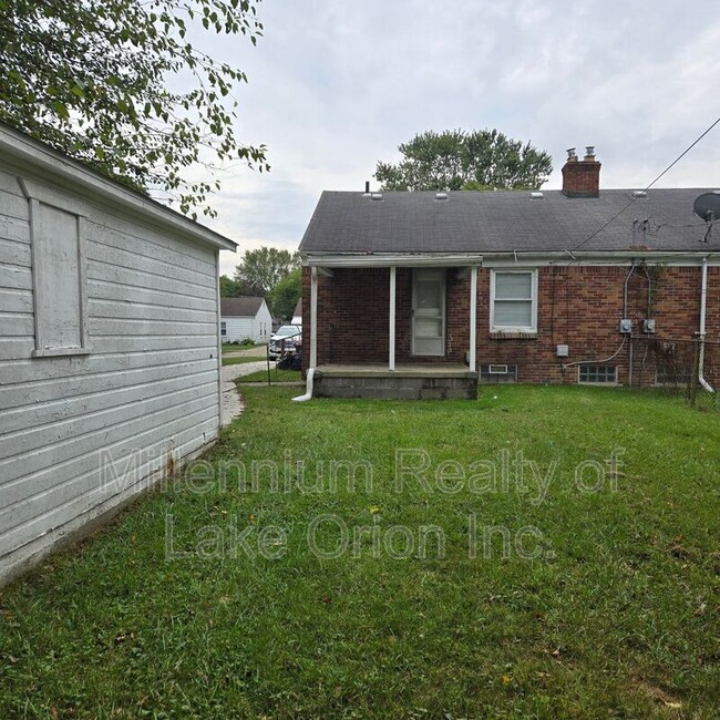 Building Photo - 18715 Roscommon St