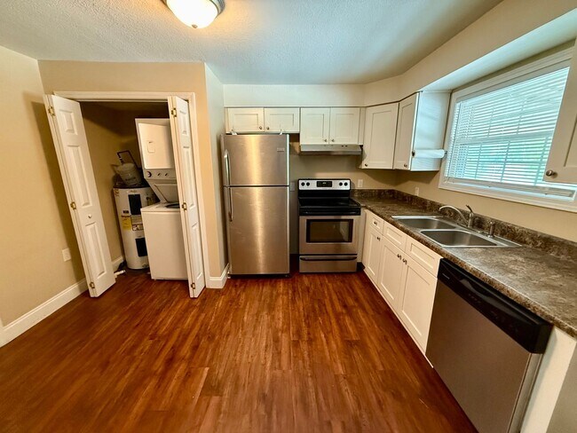 Building Photo - 2 Bedroom / 1 Bath Apt. - Johnson City