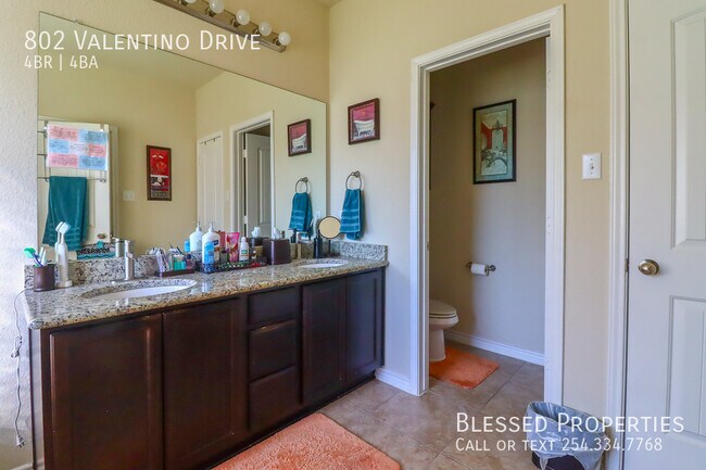 Building Photo - 802 Valentino Dr