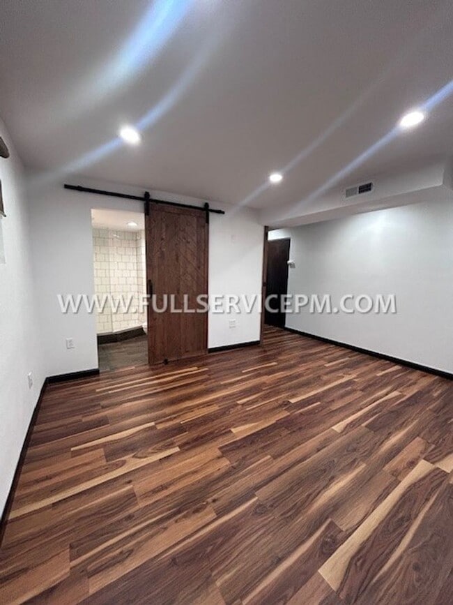 Building Photo - Exceptional South Beacon Hill 3 BD 2 BA! Huge Deck!