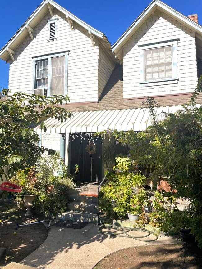 Primary Photo - Lower 1 Bedroom Backhouse near Downtown Lo...