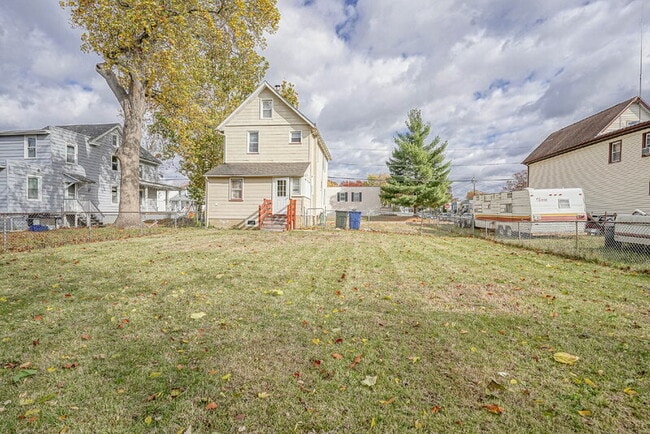 Building Photo - 121 Oak St