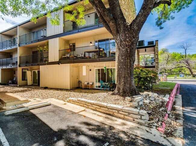 Building Photo - 500 E Riverside Dr