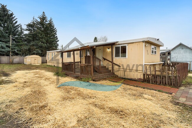 Building Photo - 2 Bedroom 1 Bath Home with Off-Street Park...