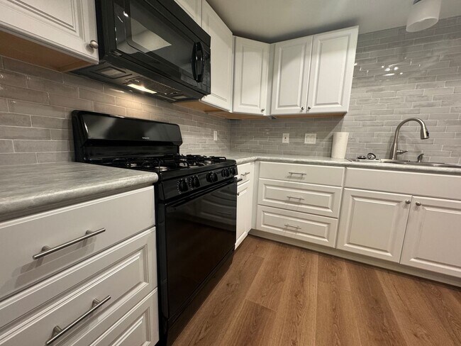 Building Photo - 2 Bedroom, 1 bath condo with washer/dryer, garage, parking, pool