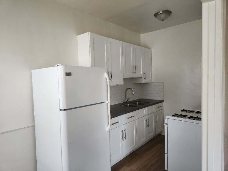 Building Photo - 2025 Cheremoya Ave
