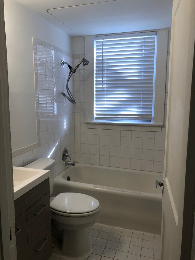 Building Photo - 5502 Richmond Ave