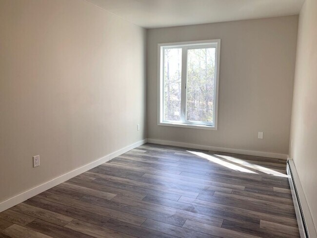 Building Photo - Inviting 2BR Gem with Balcony Views in For...