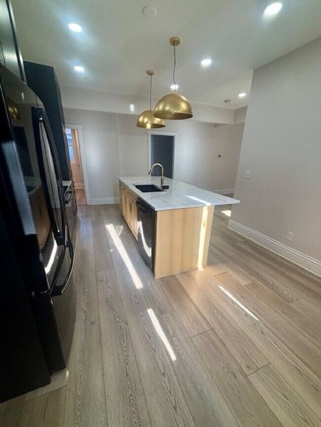 Building Photo - Downtown Remodeled Living
