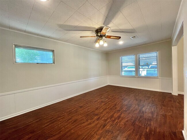 Building Photo - 1112 Southampton Dr