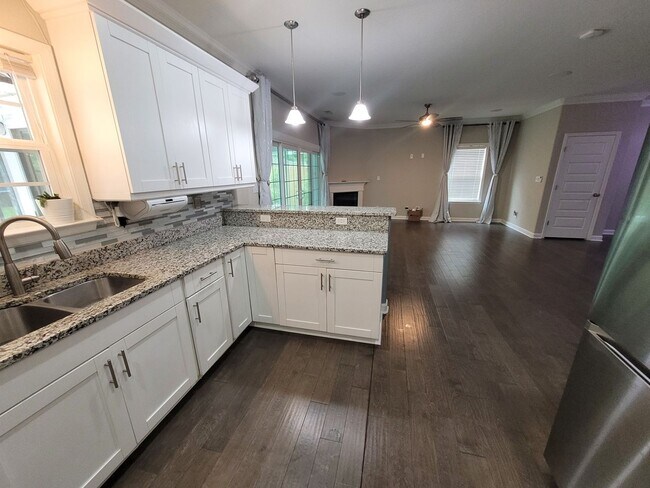 Building Photo - Beautiful 4 Bedroom, 2.5 Bath Home