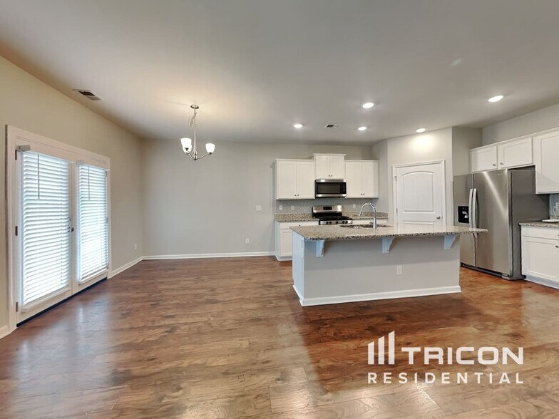 Building Photo - 832 Foxdale Dr