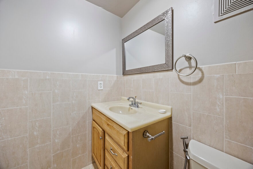 Building Photo - 470 NW 20th St