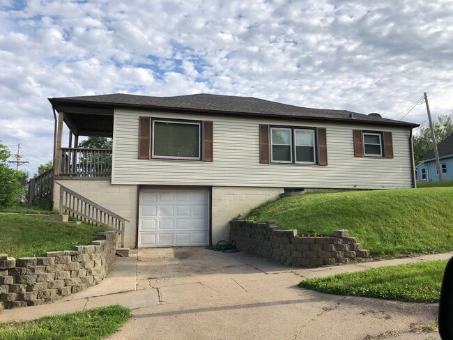 Building Photo - Spacious 2 Bed House!!