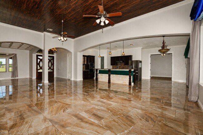 Building Photo - 527 Lily Ln