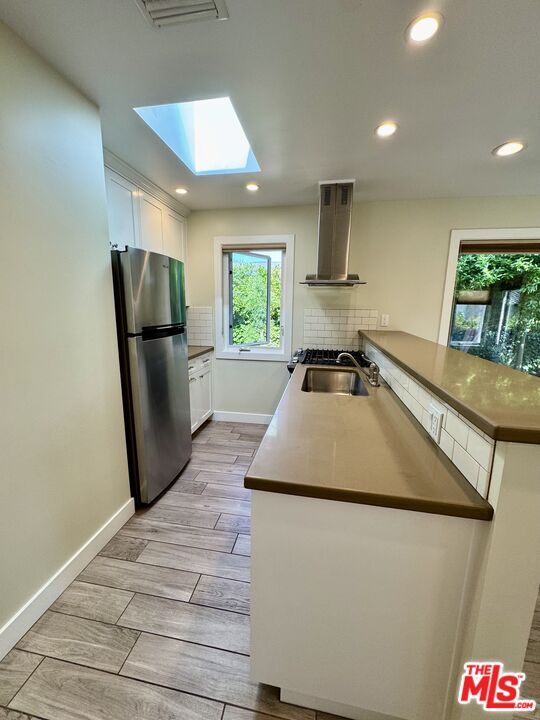 Building Photo - 10740 Aqua Vista St