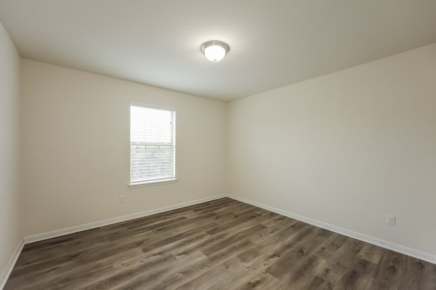 Building Photo - 200 Diamond Point Dr