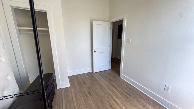 Building Photo - 4 Bed / 2 Bath University Area Apartment