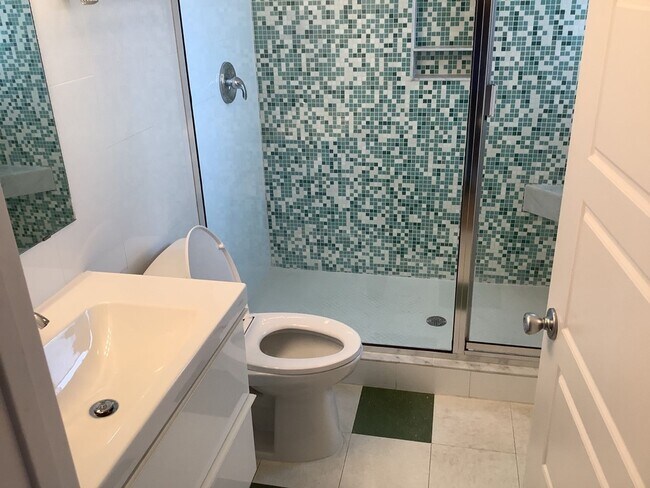 Building Photo - Renovated 1/1 Mid-Century Gem in Historic ...