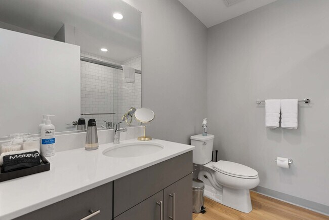 Building Photo - 853 W Blackhawk St