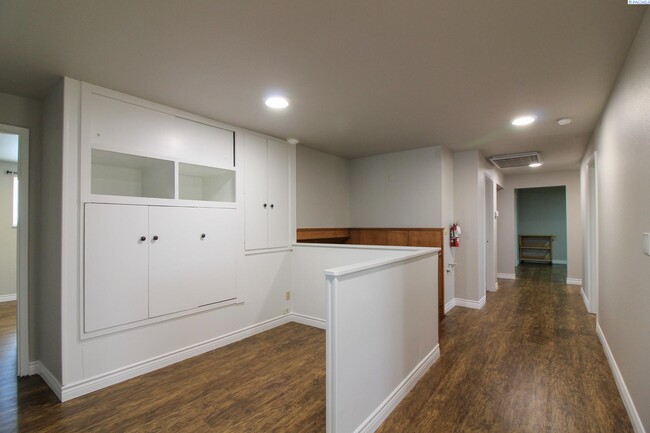 Building Photo - 3 Bed/2 Bath Apartment Above Commercial Bu...