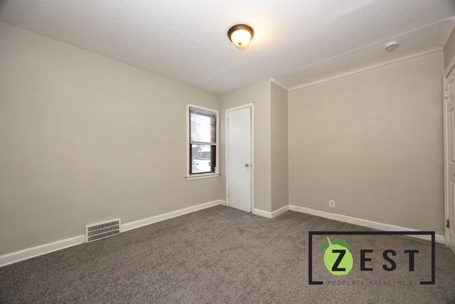 Building Photo - 2 BDRM 1 BTH