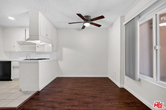 Building Photo - 15540 Moorpark St