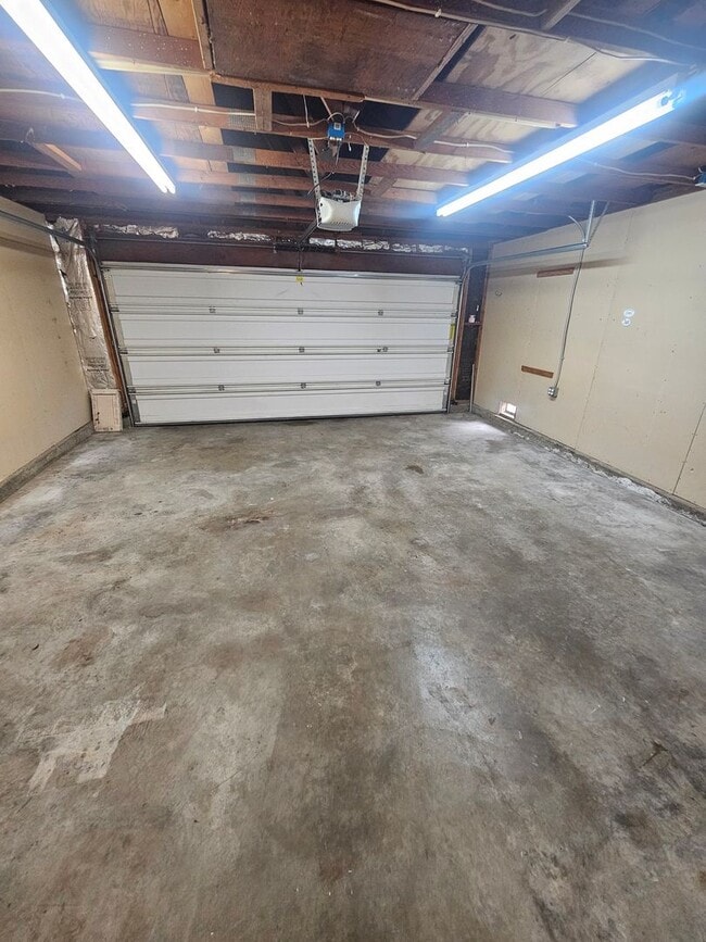 Building Photo - 4 bed 2 bath house