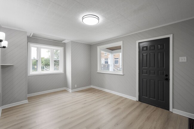 Building Photo - Stunning 2 bedroom home in Whitaker available January 15!