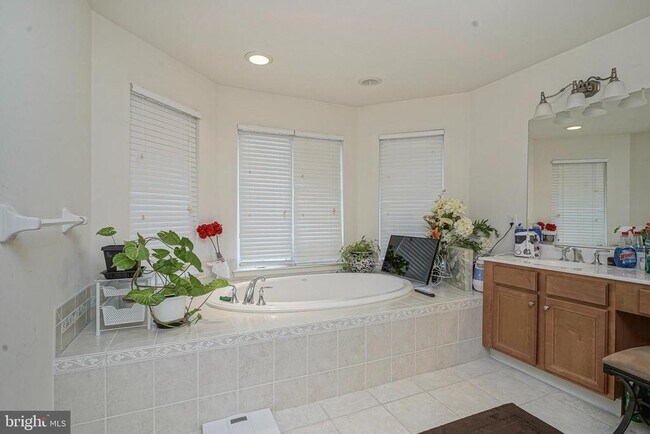 Building Photo - 142 White Cedar Dr