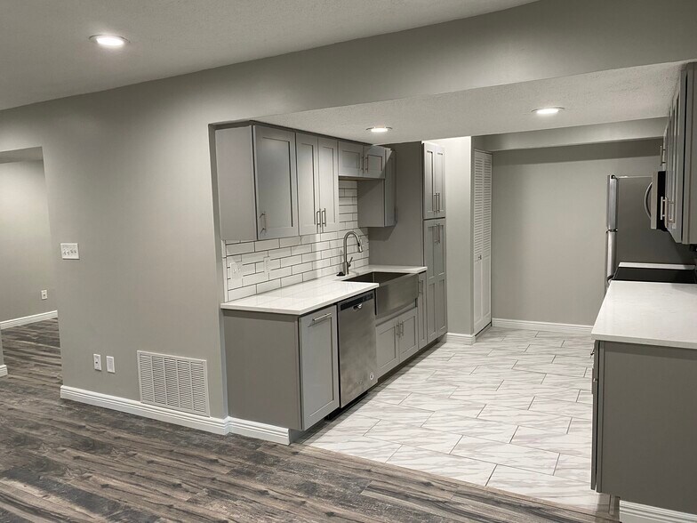 Building Photo - 9057 W Swan Cir