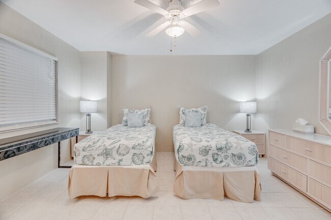 Building Photo - Direct Oceanfront Furnished/Unfurnished Co...