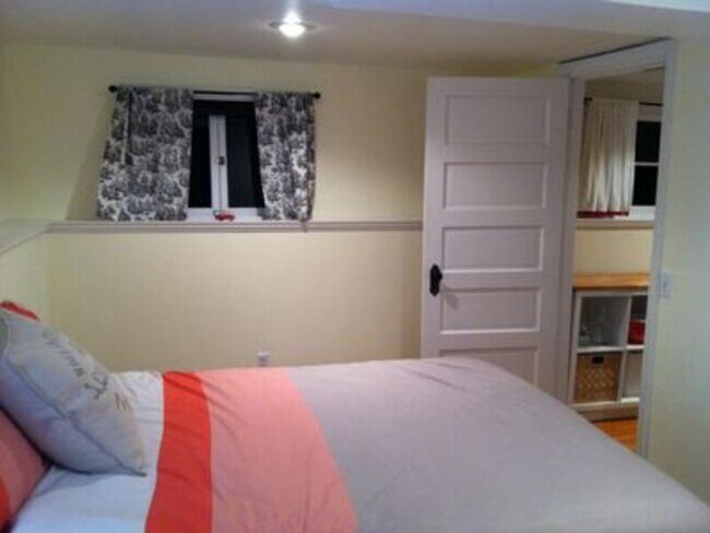 Building Photo - 342 16th Ave E