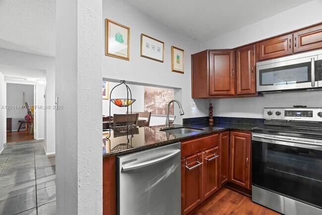 Building Photo - 3083 N Oakland Forest Dr