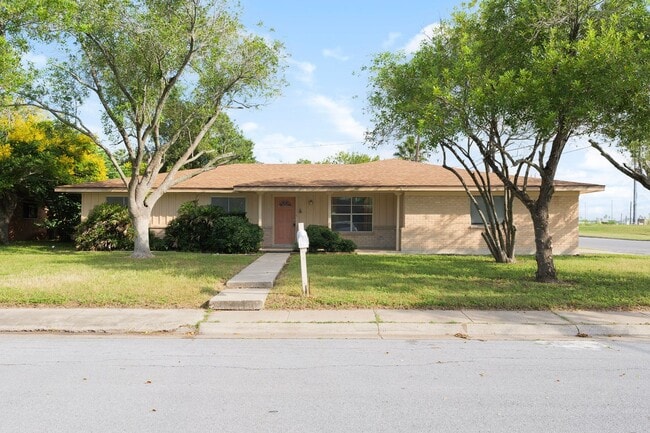 Primary Photo - Spacious 3 bedroom, 2 bathroom home in the...