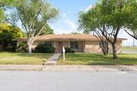 Building Photo - Spacious 3 bedroom, 2 bathroom home in the...